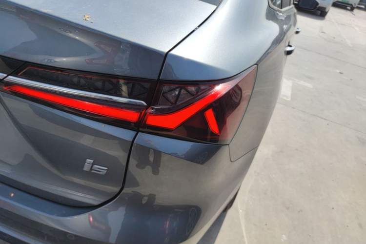 Used Roewe i5 2023 1.5L Manual Comfort Edition Right Rear Taillight