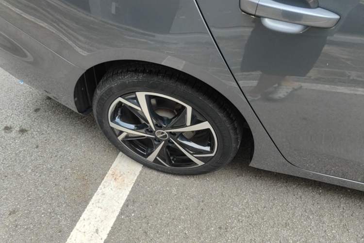 Used Roewe i5 2023 1.5L CVT Luxury Edition Right Rear Wheel Hub