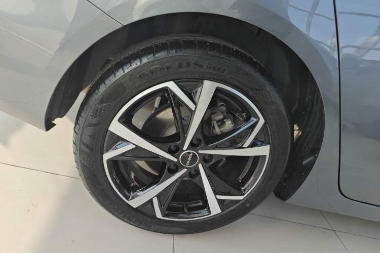 Used Roewe i5 2023 1.5L CVT Luxury Edition Right Rear Wheel Hub