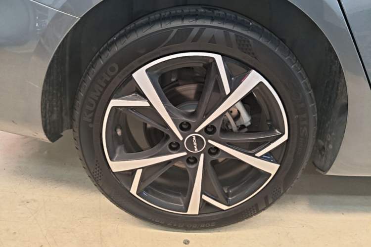 Used Roewe i5 2023 1.5L CVT Luxury Edition Right Rear Wheel Hub