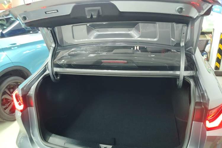 Used Roewe i5 2023 1.5L Manual Comfort Edition Trunk