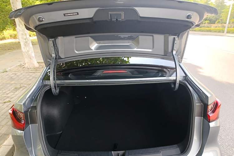 Used Roewe i5 2023 1.5L Manual Comfort Edition Trunk
