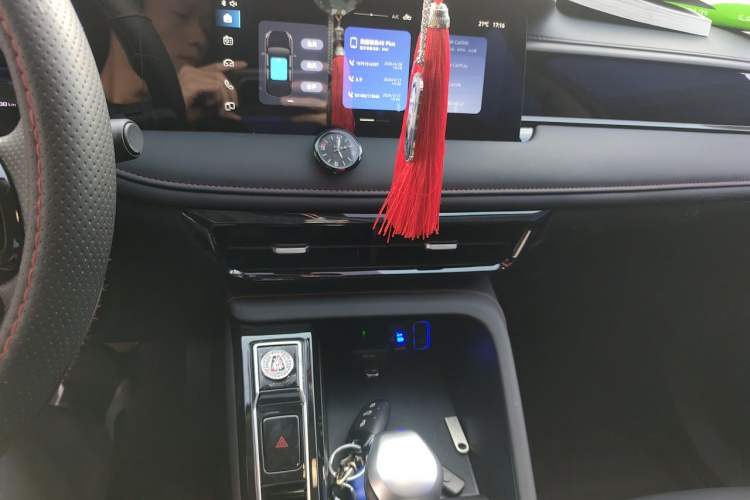 Used Roewe i5 2023 1.5L CVT Luxury Edition Audio And AC Panel