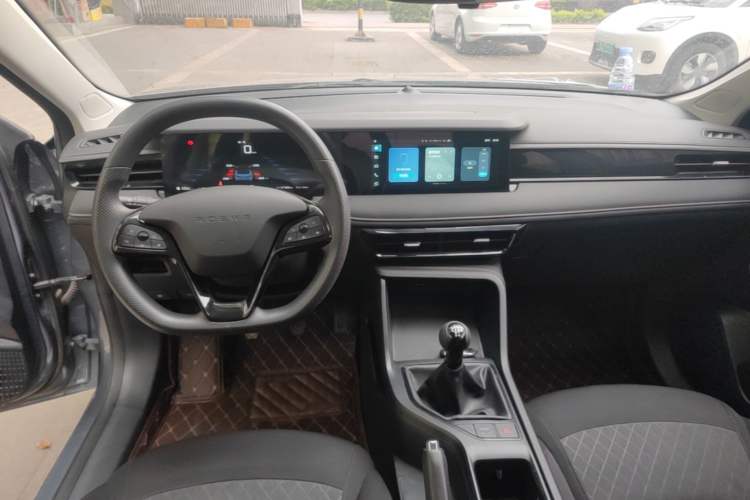 Used Roewe i5 2023 1.5L Manual Comfort Edition Center Console
