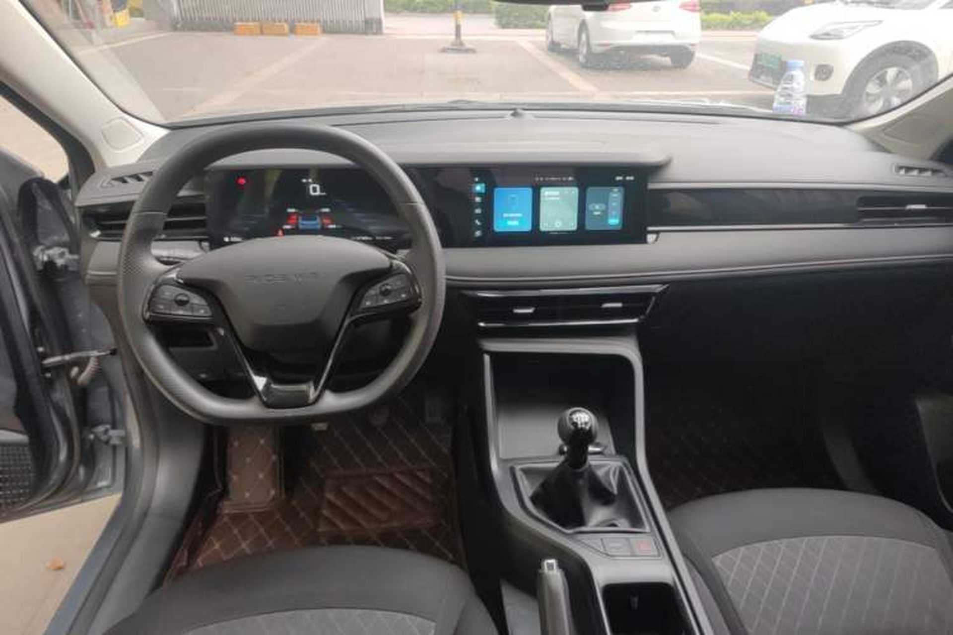 Used Roewe i5 2023 1.5L Manual Comfort Edition Center Console