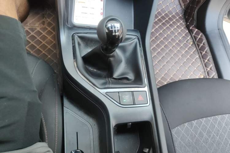 Used Roewe i5 2023 1.5L Manual Comfort Edition Gear Lever