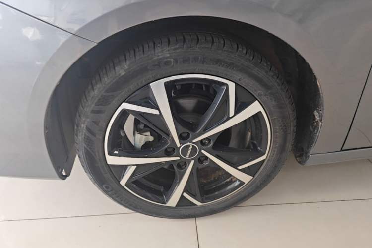 Used Roewe i5 2023 1.5L CVT Luxury Edition Left Front Wheel Hub