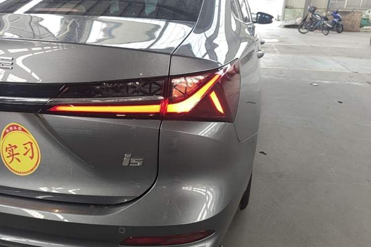 Used Roewe i5 2023 1.5L Manual Comfort Edition Right Rear Taillight