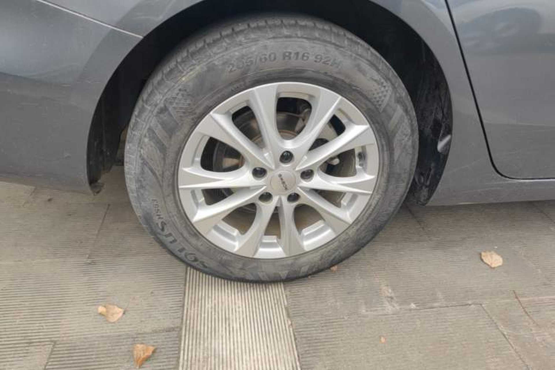 Used Roewe i5 2023 1.5L Manual Comfort Edition Right Rear Wheel Hub