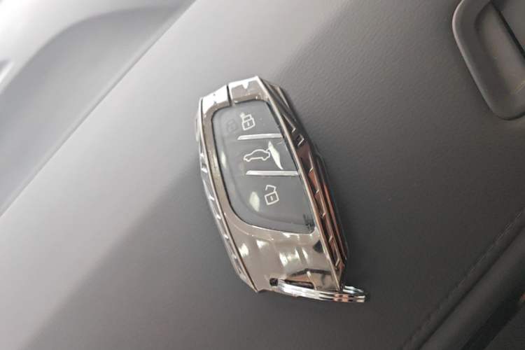 Used Roewe i5 2023 1.5L CVT Luxury Edition Vehicle Key