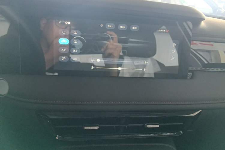 Used Roewe i5 2023 1.5L CVT Luxury Edition Audio And AC Panel