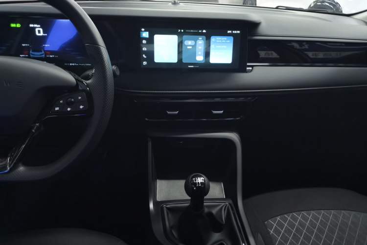 Used Roewe i5 2023 1.5L Manual Comfort Edition Audio And AC Panel