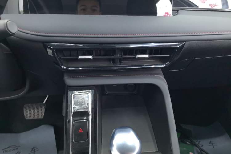 Used Roewe i5 2023 1.5L CVT Luxury Edition Audio And AC Panel