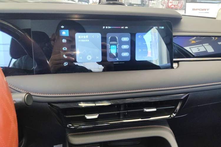 Used Roewe i5 2023 1.5L CVT Luxury Edition Audio And AC Panel