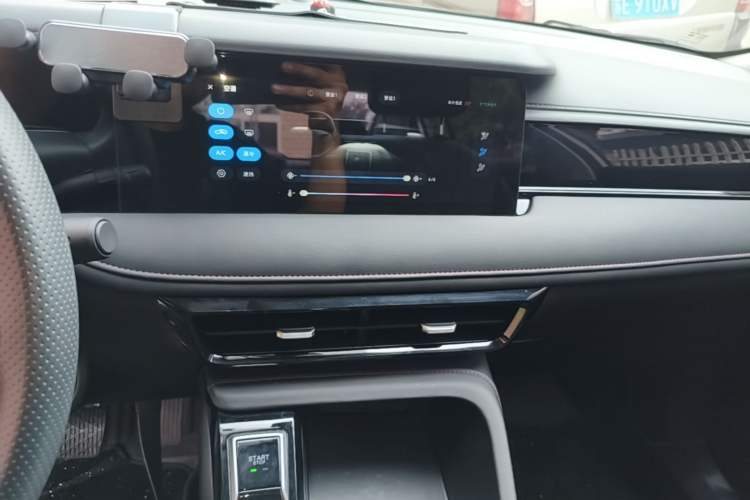 Used Roewe i5 2023 1.5L CVT Luxury Edition Audio And AC Panel
