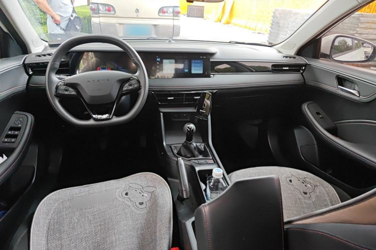 Used Roewe i5 2023 1.5L Manual Comfort Edition Center Console