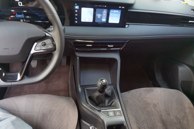 Used Roewe i5 2023 1.5L Manual Comfort Edition Center Console