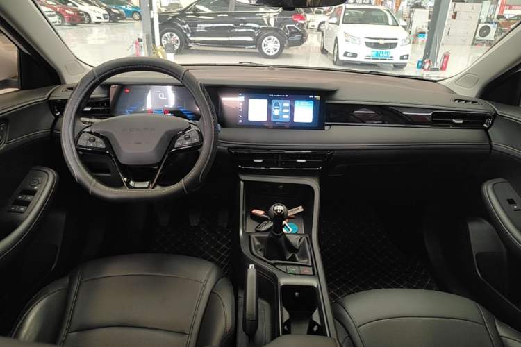 Used Roewe i5 2023 1.5L Manual Excellence Edition Center Console