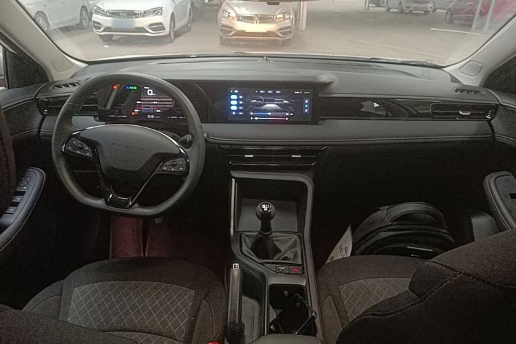Used Roewe i5 2023 1.5L Manual Comfort Edition Center Console