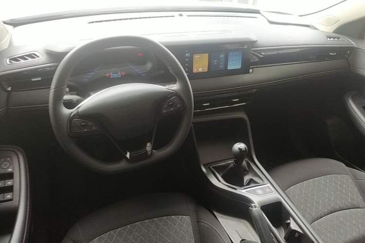 Used Roewe i5 2023 1.5L Manual Comfort Edition Center Console