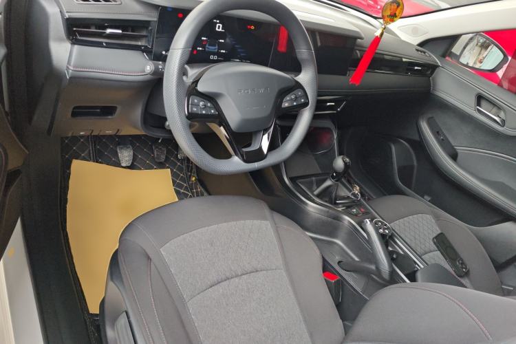 Used Roewe i5 2023 1.5L Manual Comfort Edition Center Console