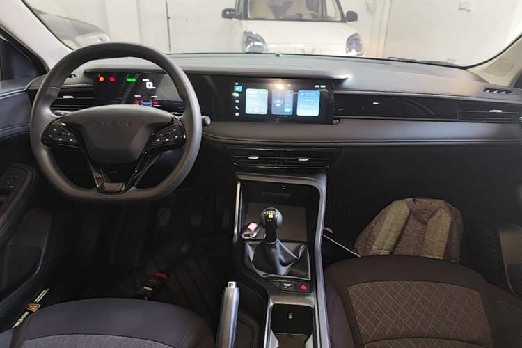Used Roewe i5 2023 1.5L Manual Comfort Edition Center Console