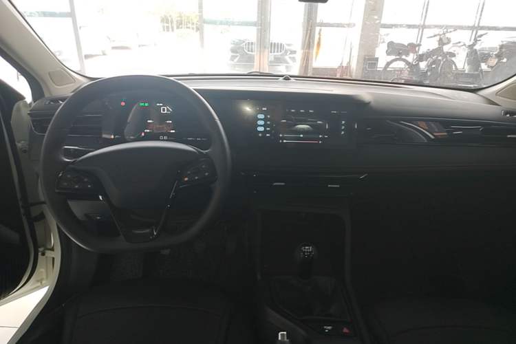 Used Roewe i5 2023 1.5L Manual Excellence Edition Center Console