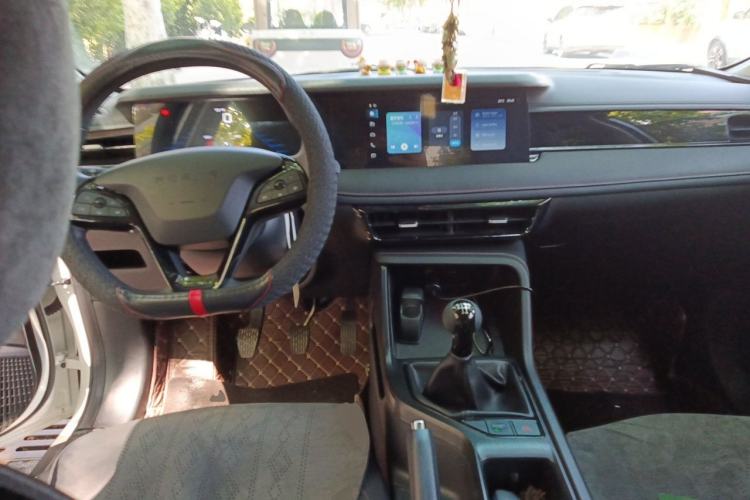 Used Roewe i5 2023 1.5L Manual Comfort Edition Center Console