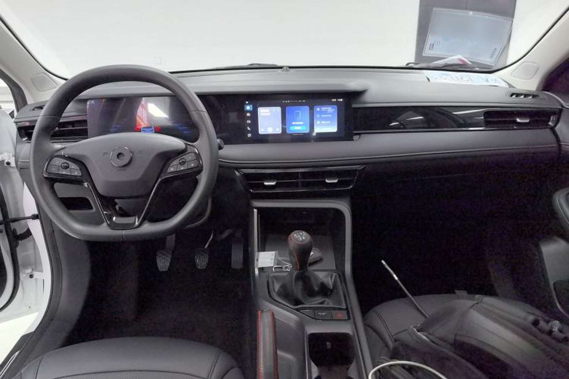 Used Roewe i5 2023 1.5L Manual Excellence Edition Center Console