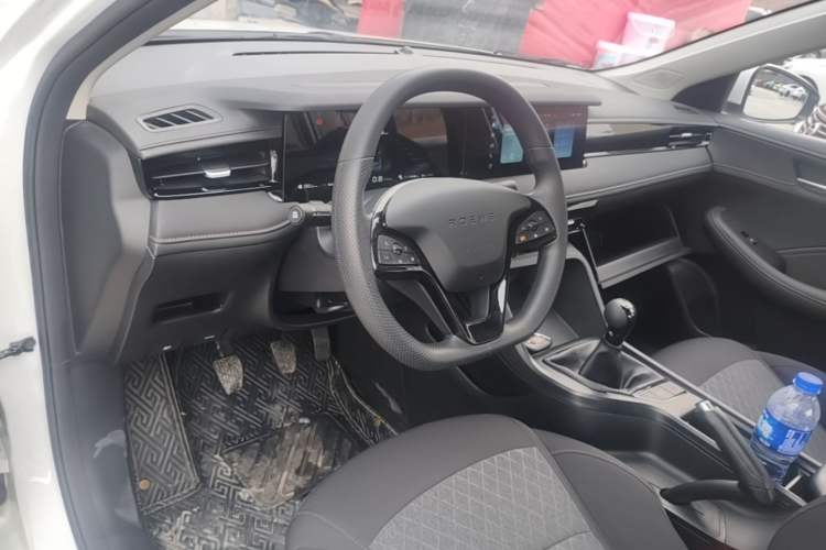 Used Roewe i5 2023 1.5L Manual Comfort Edition Center Console