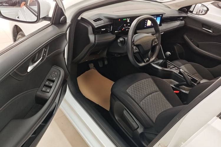 Used Roewe i5 2023 1.5L Manual Comfort Edition Driver Seat