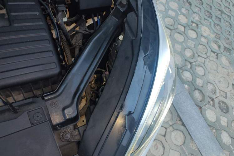Used Roewe i5 2023 1.5L CVT Flagship Edition Engine Bay Left