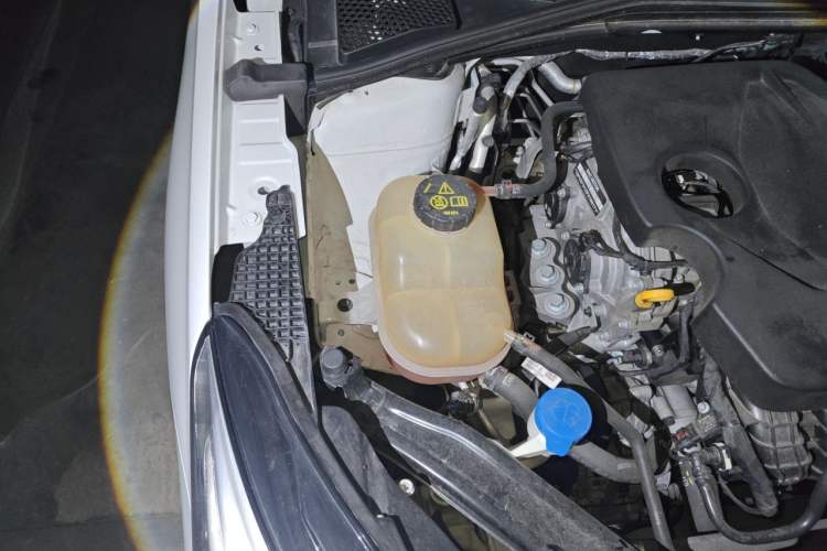 Used Roewe i5 2023 1.5L CVT Luxury Edition Engine Bay Right