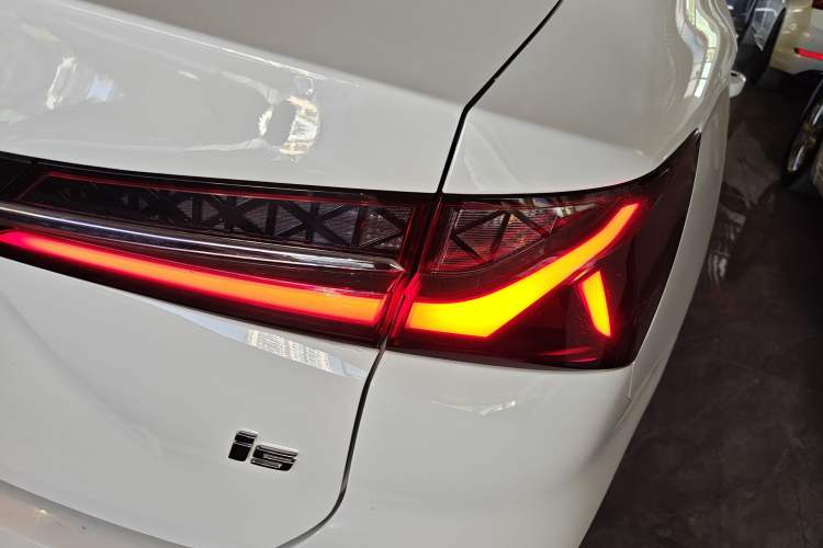 Used Roewe i5 2023 1.5L Manual Comfort Edition Exterior 3