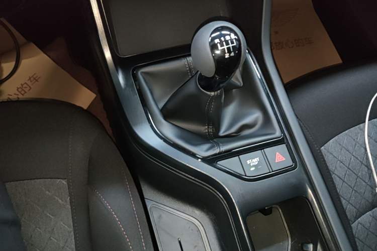 Used Roewe i5 2023 1.5L Manual Comfort Edition Gear Lever
