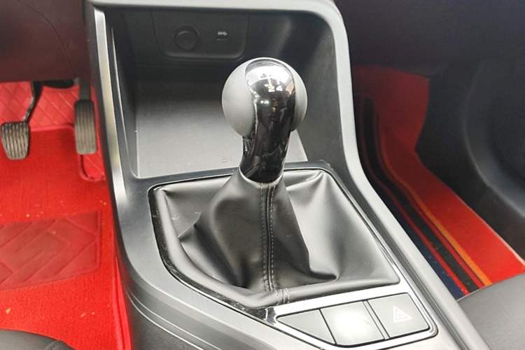 Used Roewe i5 2023 1.5L Manual Comfort Edition Gear Lever