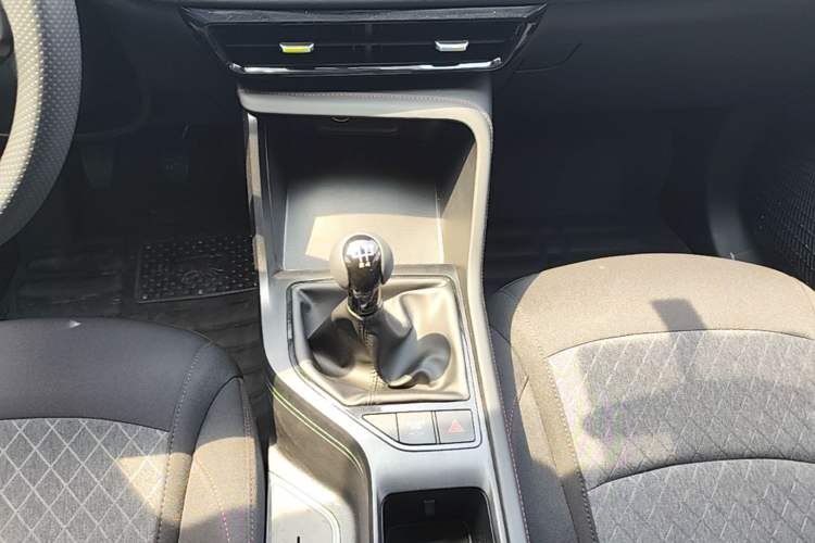Used Roewe i5 2023 1.5L Manual Comfort Edition Gear Lever
