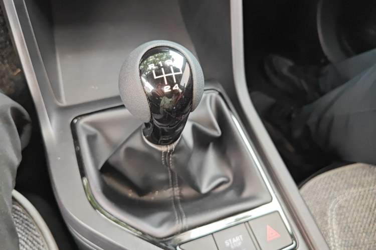 Used Roewe i5 2023 1.5L Manual Comfort Edition Gear Lever