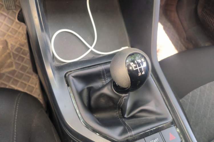 Used Roewe i5 2023 1.5L Manual Comfort Edition Gear Lever