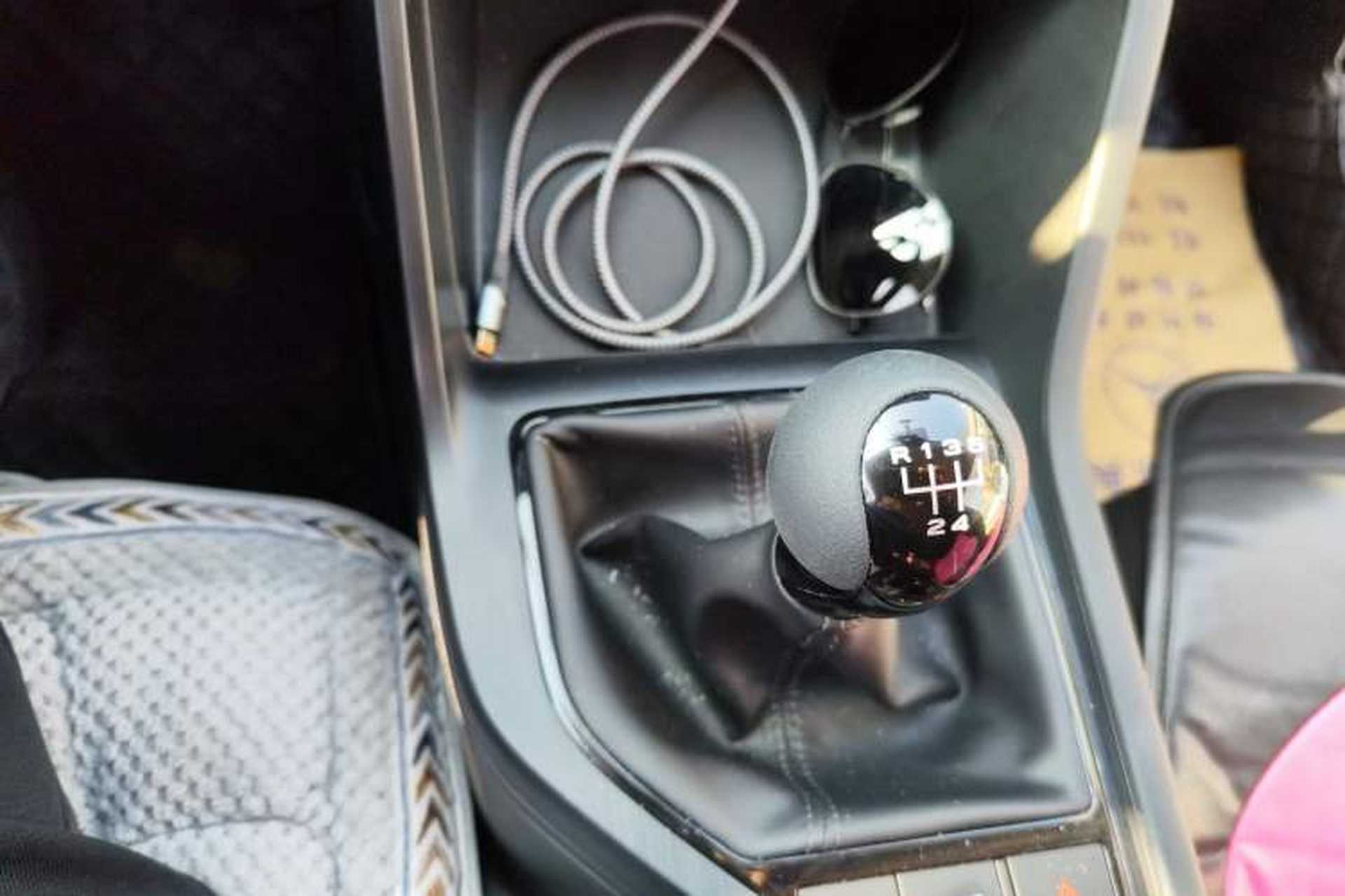 Used Roewe i5 2023 1.5L Manual Comfort Edition Gear Lever