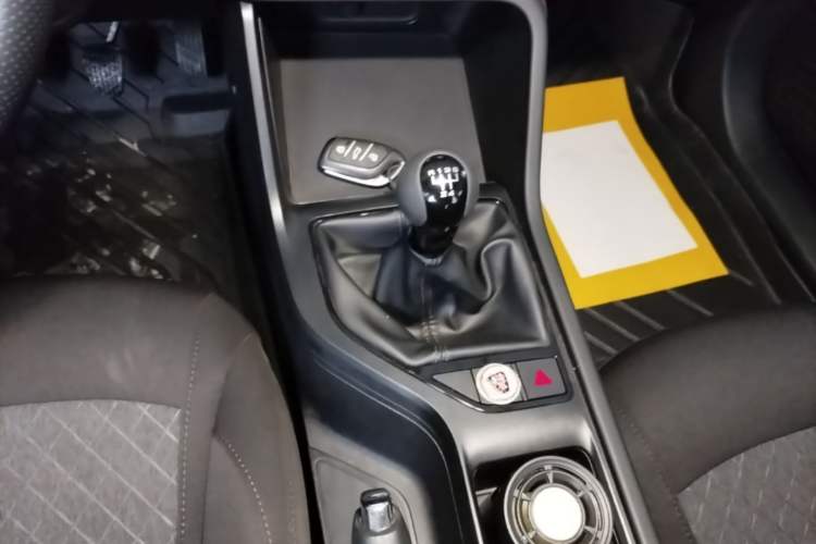 Used Roewe i5 2023 1.5L Manual Comfort Edition Gear Lever
