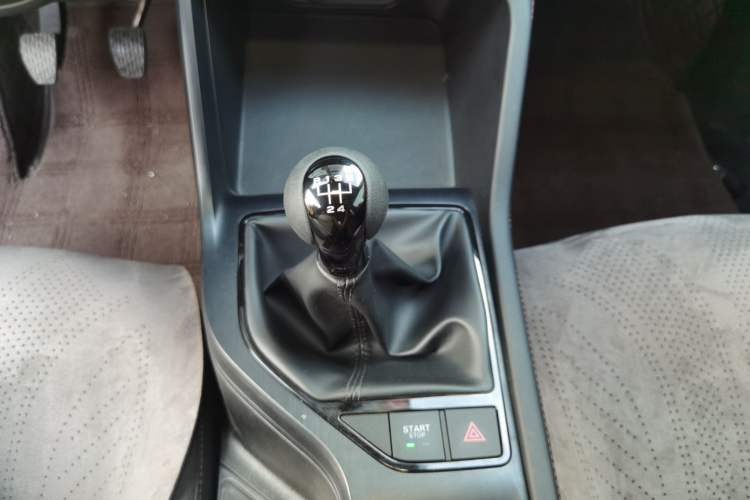 Used Roewe i5 2023 1.5L Manual Comfort Edition Gear Lever