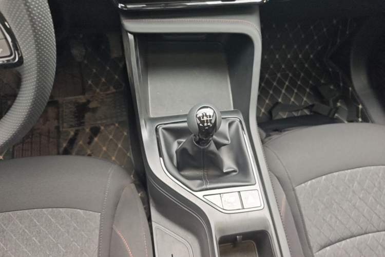 Used Roewe i5 2023 1.5L Manual Comfort Edition Gear Lever