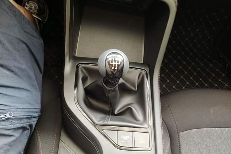 Used Roewe i5 2023 1.5L Manual Comfort Edition Gear Lever