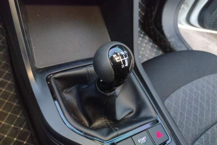 Used Roewe i5 2023 1.5L Manual Comfort Edition Gear Lever