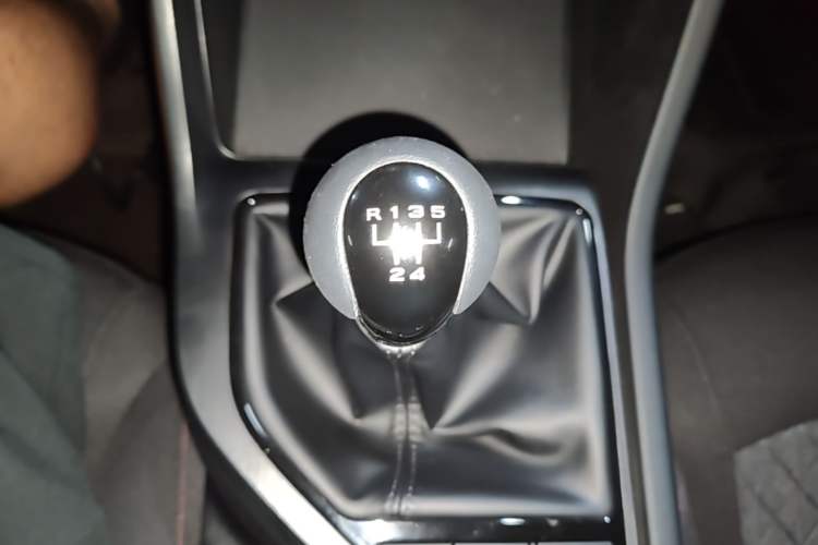 Used Roewe i5 2023 1.5L Manual Comfort Edition Gear Lever