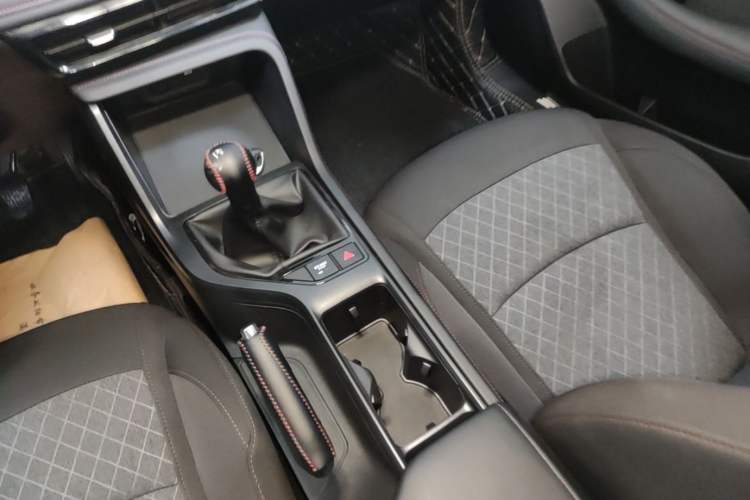 Used Roewe i5 2023 1.5L Manual Comfort Edition Gear Lever