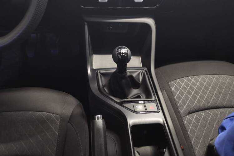Used Roewe i5 2023 1.5L Manual Comfort Edition Gear Lever