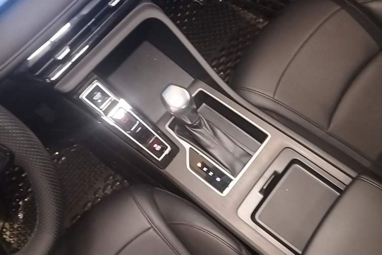 Used Roewe i5 2023 1.5L CVT Luxury Edition Gear Lever