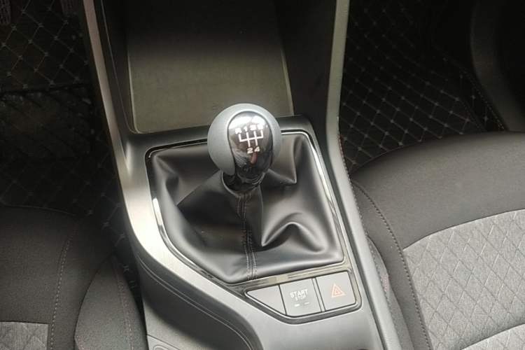 Used Roewe i5 2023 1.5L Manual Comfort Edition Gear Lever